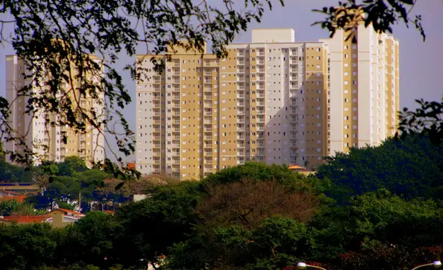 Edifícios junto à Lagoa do Taquaral